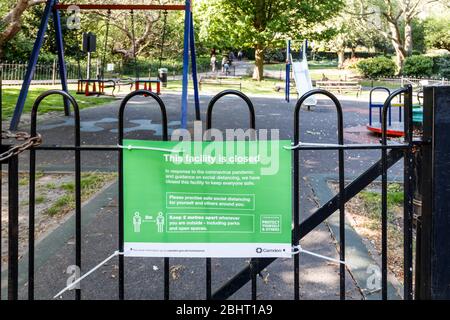 Ein Kinderspielplatz in einem Park, der wegen der Sperrung der Coronavirus-Pandemie geschlossen wurde, London, Großbritannien Stockfoto