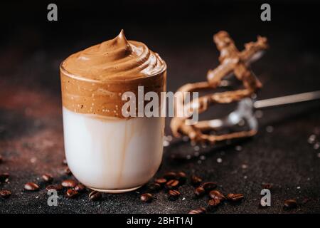 Schlagsahne Kortentalgona Kaffee mit Mandelmilch und Kaffeebohnen. Stillleben von köstlichen Morgengetränk Stockfoto