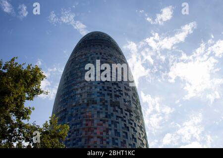 Blick auf den berühmten, modernen Wolkenkratzer "Torre Glories" (auch bekannt als Torre Agbar), der vom französischen Architekten Jean Nouvel in Barcelona entworfen wurde. Es ist ein su Stockfoto