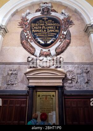 Mausoleo a las heroínas de los sitios de Zaragoza. Iglesia y plaza de Nuestra Señora del Portillo. Zaragoza. Aragón. España Stockfoto