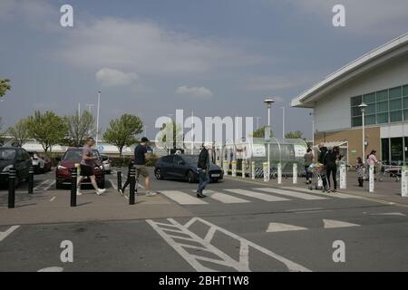 Kunden und Autos im Asda Superstore während der Sperrung der COVID-19-Pandemie, Kingswood Retail Park, Hull Stockfoto