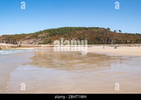 Großer Strand in der Stadt Sables d'Or les Pins in der Bretagne bei Ebbe im Sommer. Stockfoto
