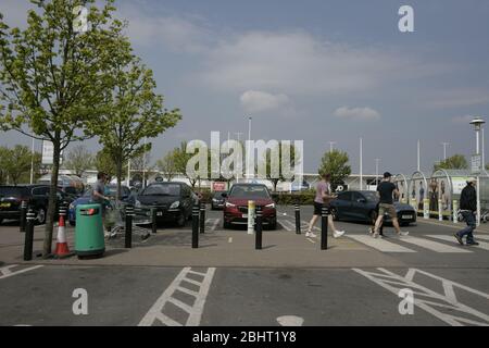 Kunden und Autos im Asda Superstore während der Sperrung der COVID-19-Pandemie, Kingswood Retail Park, Hull Stockfoto