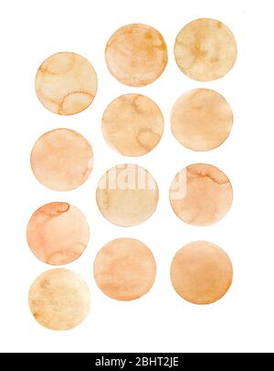 Kaffeeflecken auf weißem Hintergrund isoliert. Markierungen für Kaffeetassen. Stockfoto