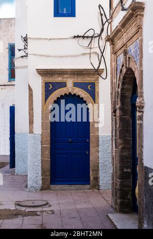 Straße der Atlantikküste Stadt, mit einem traditionellen Tor mit einem Bogen. Altstadt (Medina) von Essaouira, Marokko. Stockfoto