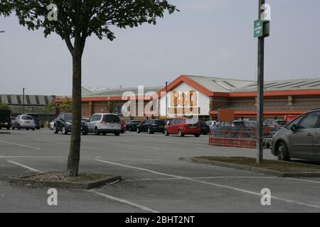 B&Q Superstore, erstes Wochenende der Wiedereröffnung, 26. April 2020, während der COVID-19-Coronavirus-Pandemie, Stoneferry Road, Hull Stockfoto