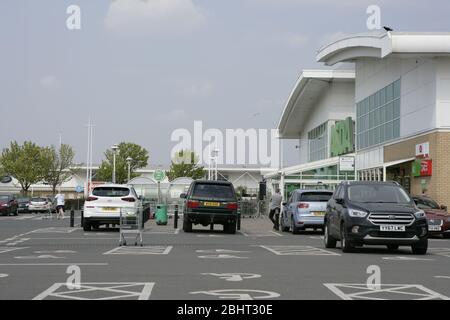 Kunden und Autos im Asda Superstore während der Sperrung der COVID-19-Pandemie, Kingswood Retail Park, Hull Stockfoto