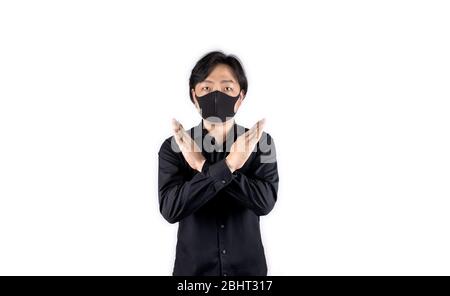 Isoliert Asian Mann trägt schwarze Schwamm Maske und schwarzes Hemd, posiert er Arm Kreuz Zeichen auf weißem Hintergrund. Beschneidungspfad. Stockfoto