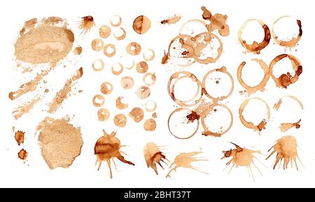 Kaffeeflecken auf weißem Hintergrund. Markierungen für Kaffeetassen. Stockfoto