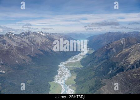 Luftaufnahme von einem Segelflugzeug, von Hunter River Mountain Valley und See Hawea in der Ferne, in hellem Frühlingslicht aus Norden, Otago, Südinsel, New Ze Stockfoto