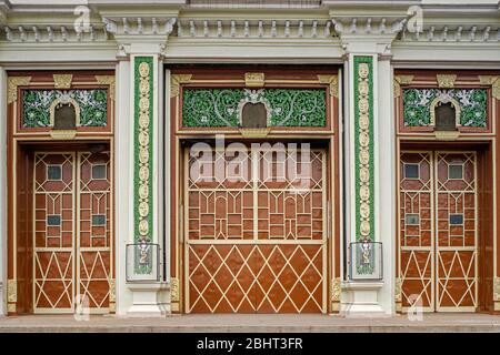 29 Okt 2009 Heritage-Architecture-Exterieur des Jaganmohan Palace erbaut 1861, heute eine Kunstgalerie in Mysore, Mysuru, Karnataka, Indien. Stockfoto