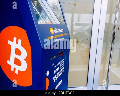 Valencia, Spanien - 26. April 2020: Automatischer Bitcoin-Geldautomat auf der Straße für die Öffentlichkeit. Stockfoto