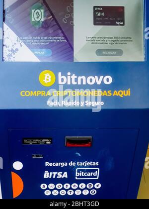 Valencia, Spanien - 26. April 2020: Automatischer Bitcoin-Geldautomat auf der Straße für die Öffentlichkeit. Stockfoto