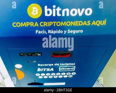Valencia, Spanien - 26. April 2020: Automatischer Bitcoin-Geldautomat auf der Straße für die Öffentlichkeit. Stockfoto
