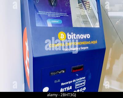 Valencia, Spanien - 26. April 2020: Automatischer Bitcoin-Geldautomat auf der Straße für die Öffentlichkeit. Stockfoto