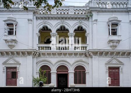 29 Okt 2009 Heritage-Architecture gewölbte Balkon der Fassade eines Kolonialgebäudes mysore karnataka INDIEN Stockfoto