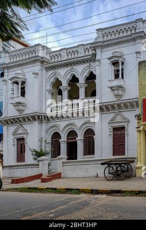 29 Okt 2009 Heritage-Architecture gewölbte Balkon der Fassade eines Kolonialgebäudes mysore karnataka INDIEN Stockfoto