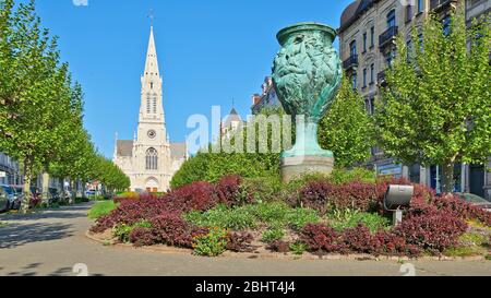 Brüssel, Belgien - 26. April 2020: Louis Bertrand Avenue und seine renovierte Kirche in Schaerbeek ohne Menschen während der Haftzeit. Stockfoto