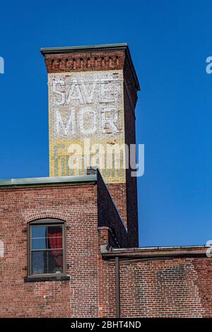 Geisterschilder an einem alten Backsteingebäude in Lowell, Massachusetts Stockfoto