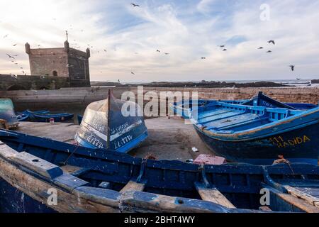 Fischerboote in der Zitadelle von Essaouira am Hafen von Scala, Essaouira, Marokko Stockfoto