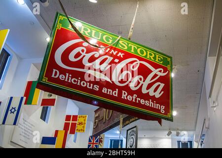 Ein altes Coca-Cola Schild hängt im Museum im Lowell National Park, Lowell, Massachusetts Stockfoto