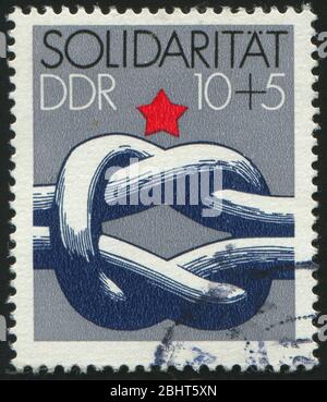 DEUTSCHLAND- UM 1983: Briefmarke gedruckt von Deutschland, zeigt Solidarität, um 1983. Stockfoto