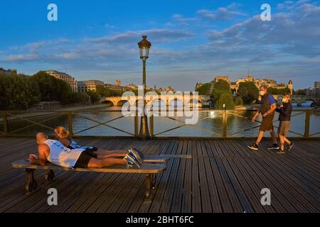 Paris , Frankreich - 25. April 2020 : Pariser Menschen Sport üben eine Stunde pro Tag erlaubt während der Sperre für Coronavirus Covid-19 Quarantäne Stockfoto