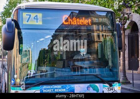 Paris , Frankreich - 25. April 2020 : öffentlicher Busfahrer trägt Protestmaske während der Sperre Coronavirus Covid-19 Quarantäne Stockfoto