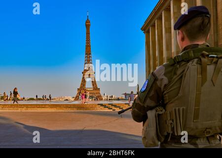 Paris , Frankreich - 24. April 2020 : Paris Soldaten conter terrosrism Operation Beobachtung trocadero Platz während der Sperre Coronavirus covid-19 Quarantäne Stockfoto