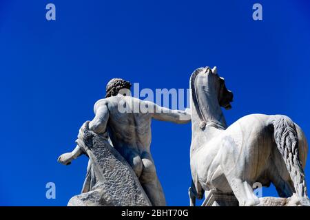 Dioscurus Brunnen Detail: Dioscurus Statue und Pferd. Quirinal Square. Italienische Republik. Rom, Italien, Europa. Wolkenloser, klarer blauer Himmel, Kopierraum. Stockfoto