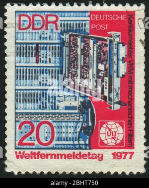 DEUTSCHLAND- UM 1977: Stempel gedruckt von Deutschland, zeigt VKM Kanalkonverter, Filter und ITU-Emblem, um 1977. Stockfoto