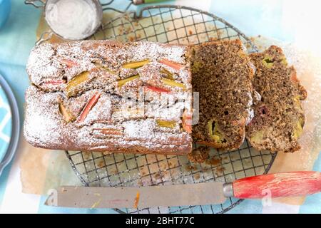 Rhabarber, Himbeere und Kokosnussbrot Stockfoto