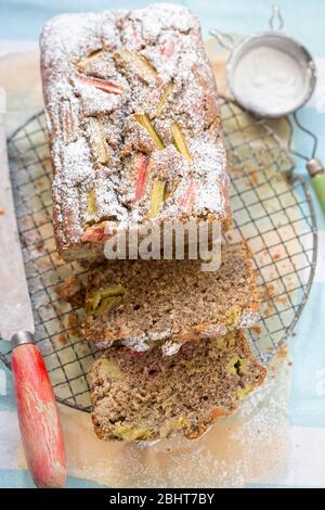Rhabarber, Himbeere und Kokosnussbrot Stockfoto