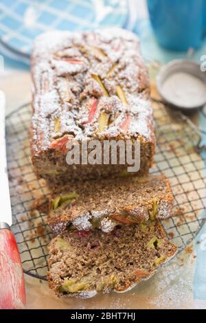Rhabarber, Himbeere und Kokosnussbrot Stockfoto