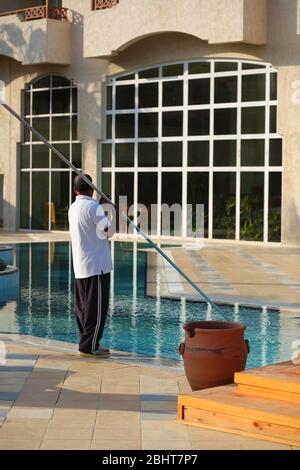 Porträt eines Arbeiters, der das Freibad reinigt. Stockfoto