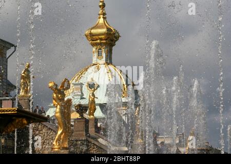 Eine der berühmtesten und beliebtesten Sehenswürdigkeiten von St. Petersburg, der Palast und der Park am Peterhof Stockfoto