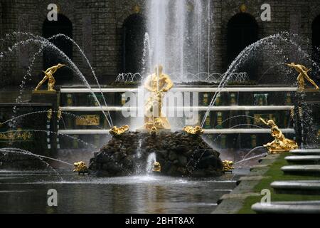 Eine der berühmtesten und beliebtesten Sehenswürdigkeiten von St. Petersburg, der Palast und der Park am Peterhof Stockfoto