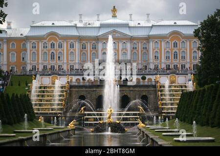 Eine der berühmtesten und beliebtesten Sehenswürdigkeiten von St. Petersburg, der Palast und der Park am Peterhof Stockfoto