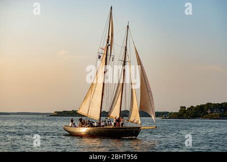 Historisches Segelboot, das von Touristen für Segeltouren in der Bucht von Portland, Maine, benutzt wird Stockfoto