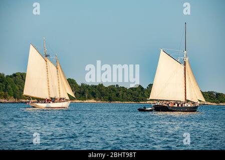 Historisches Segelboot, das von Touristen für Segeltouren in der Bucht von Portland, Maine, benutzt wird Stockfoto