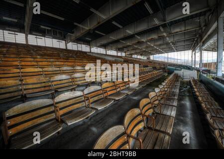 Sitze auf einer verlassenen Rennstrecke Stockfoto