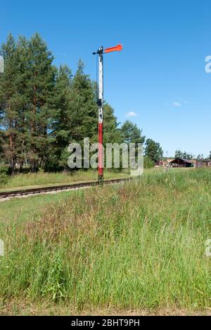 Alte Semaphore auf der Schmalspurbahn. Analoge Semaphore auf der Bahn. Stockfoto