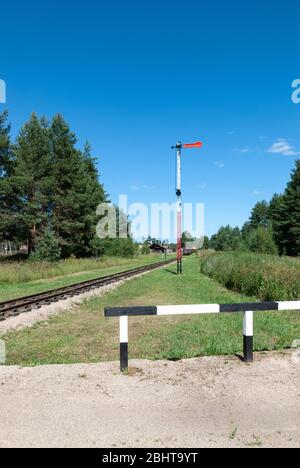Die Semaphore-Position ist unerschwinglich. Alte Semaphore auf der Schmalspurbahn. Analoge Semaphore auf der Bahn. Stockfoto