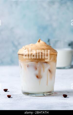 Iced Dalgona Kaffee auf Ligrht Hintergrund. Trendy Cremigen Schlagsahne Kaffee. Südkoreanischer Kaltsommer-Drink. Stockfoto