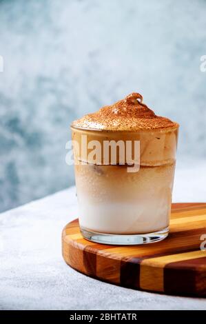 Iced Dalgona Kaffee auf Ligrht Hintergrund. Trendy Cremigen Schlagsahne Kaffee. Südkoreanischer Kaltsommer-Drink. Stockfoto