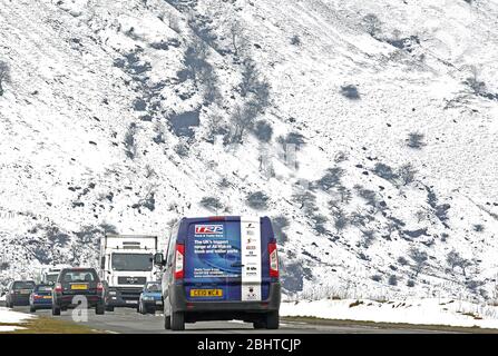 Wales, Brecon Beacons. Story Arms in the Brecon Beacons 5. März 2012, Verkehr auf der A470 in Richtung Brecon im Schnee. ©PRWPhotography Stockfoto