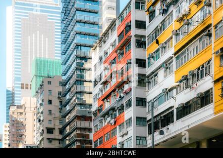 Dystopischer Stil dicht asiatischen Wohn Hochhaus Architektur in Summers Day, Hongkong Stockfoto