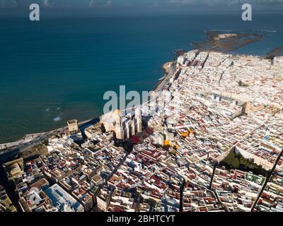 Luftaufnahme von Drohne der Stadt Cadiz mit Gebäuden und Hafen, Spanien Stockfoto