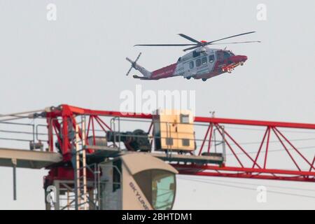 HM Coastguard Helikopter über London, AgustaWestland AW189 G-MCGU verwendet von HM Coastguard (her MajestyÕs Coastguard) Stockfoto