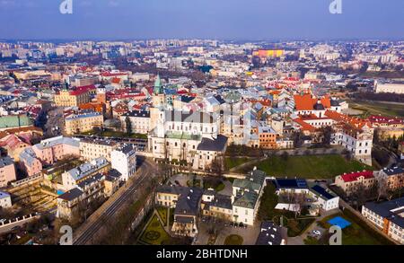 Blick von der Drohne auf Lublins Stadtbild mit der römisch-katholischen Kathedrale des Hl. Johannes des Täufers und dem alten Dominikanerkloster im Frühling, Polen Stockfoto